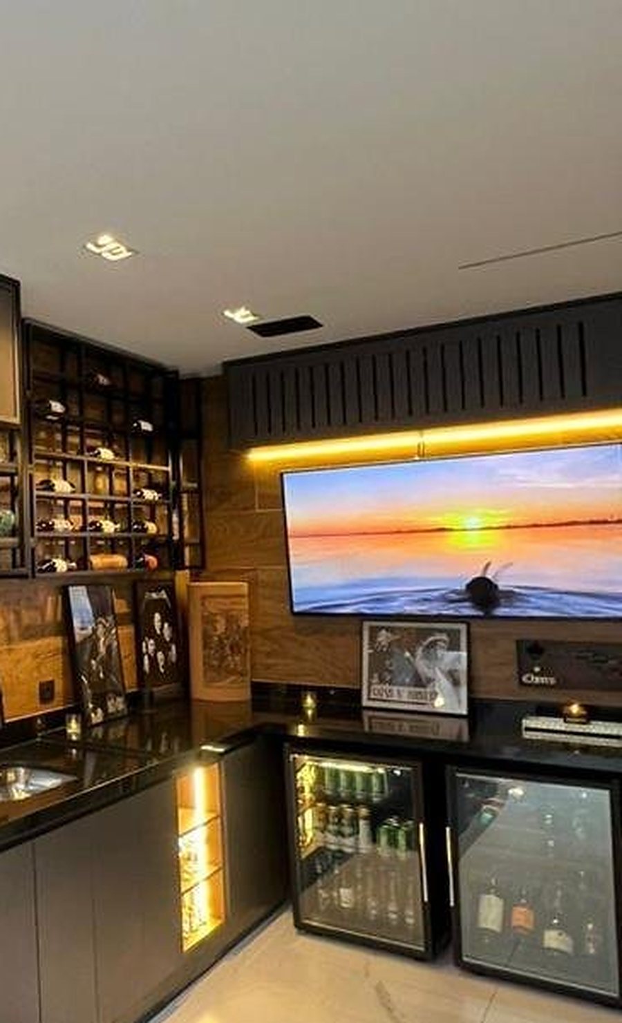 Parede de adega, cervejeira e TV