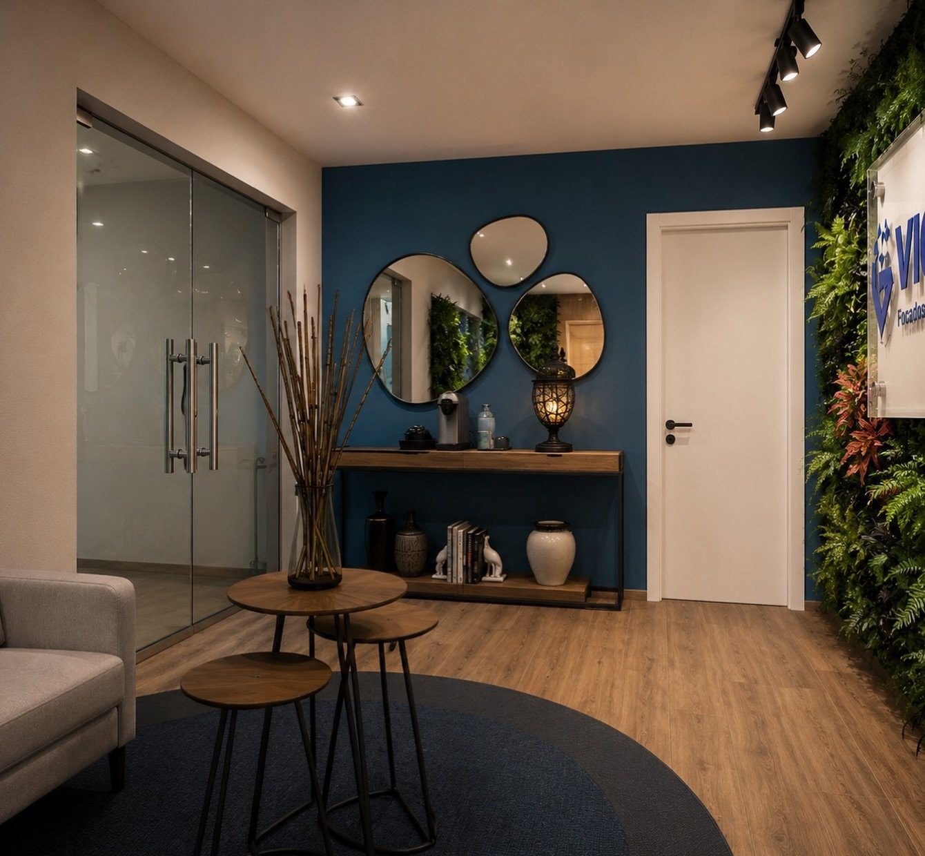 Hall de escritório com parede azul, espelhos e jardim vertical, projeto de consultoria