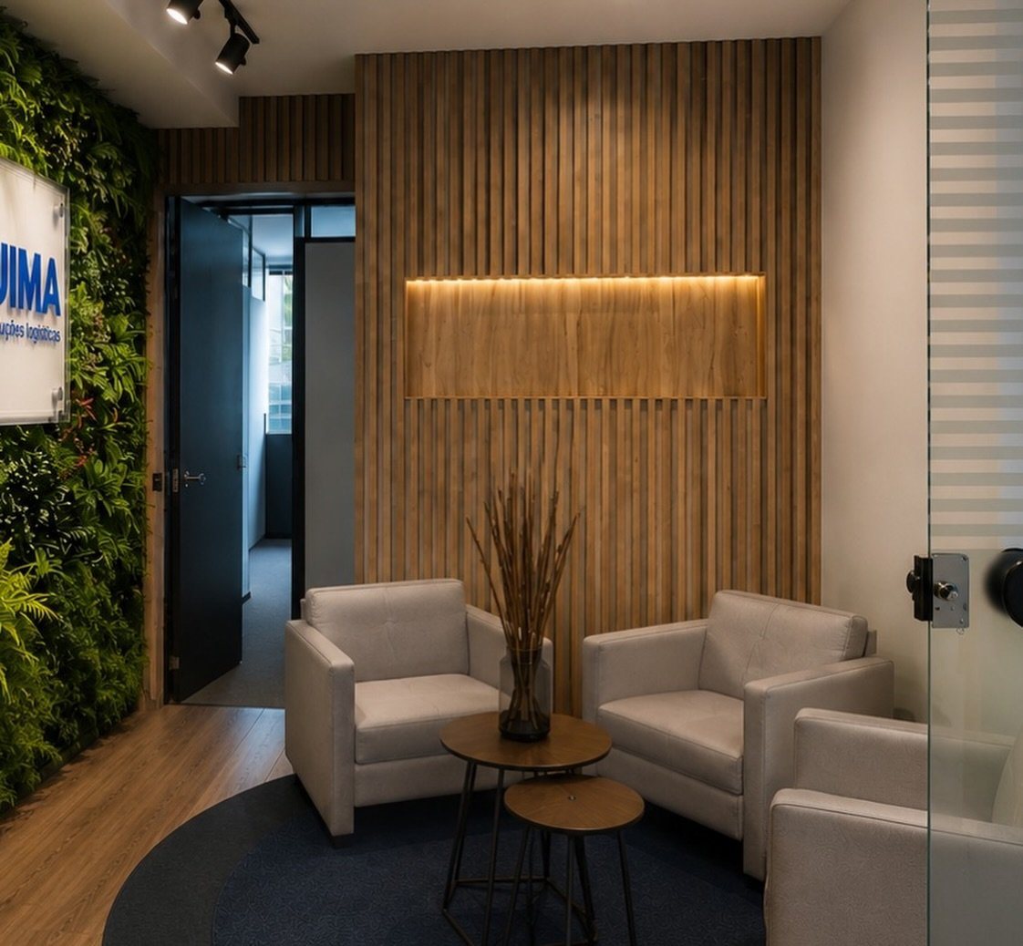 Recepção com jardim vertical, painel ripado e poltronas