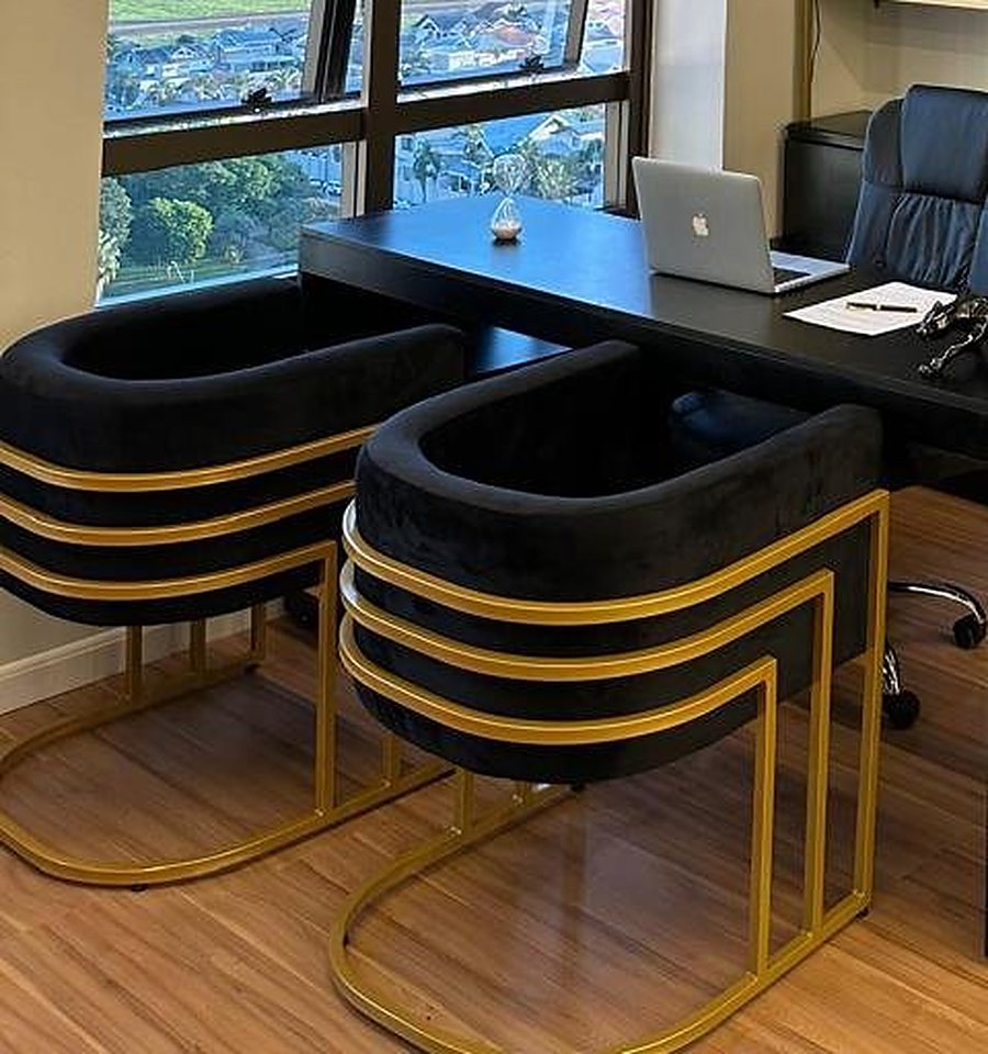 Poltronas em veludo para receber os pacientes